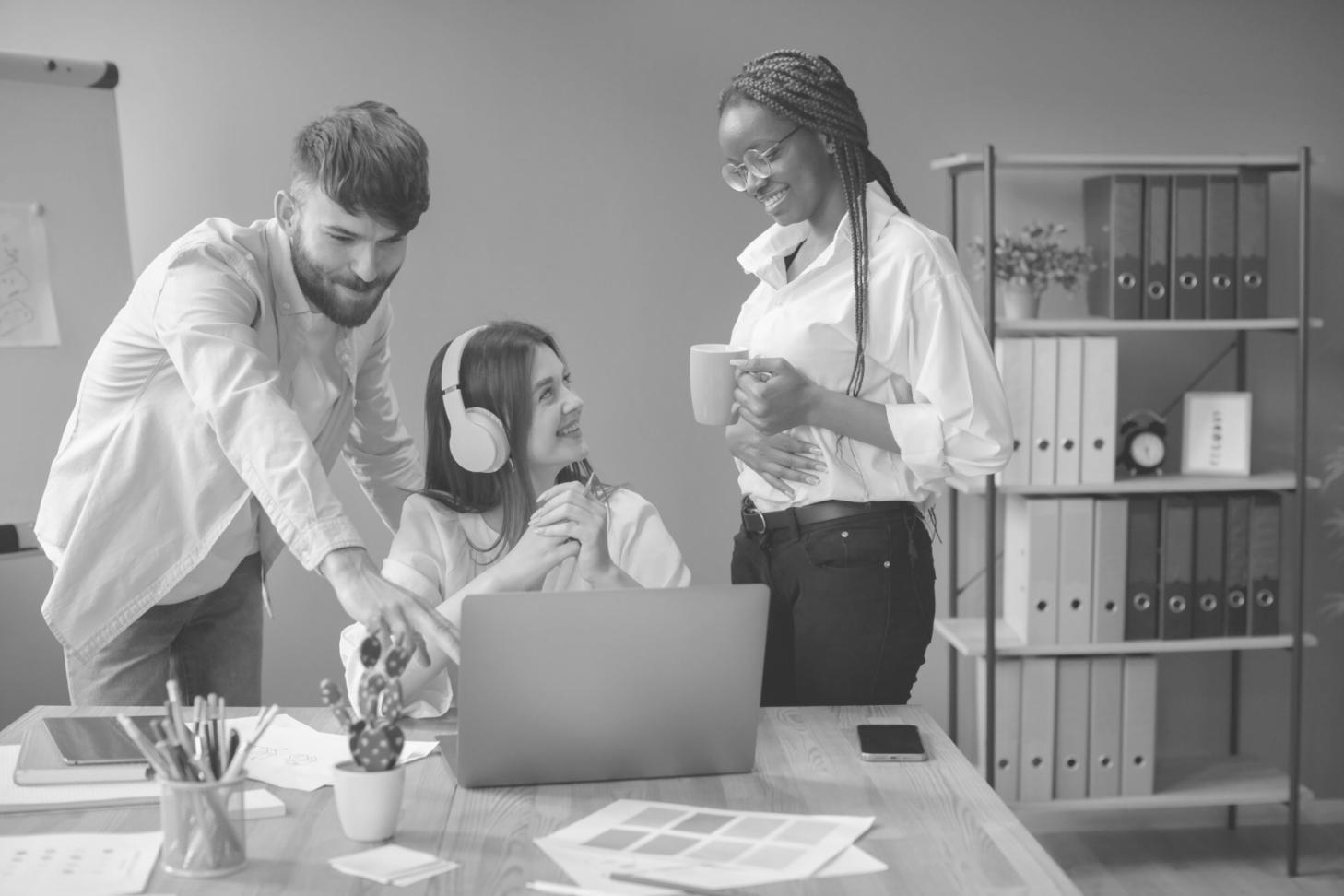 Profesional trabajando en análisis financiero desde casa